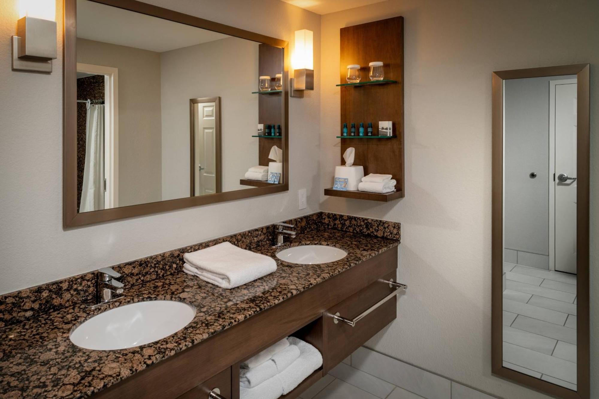 Delta Hotels By Marriott Huntington Mall Barboursville Экстерьер фото